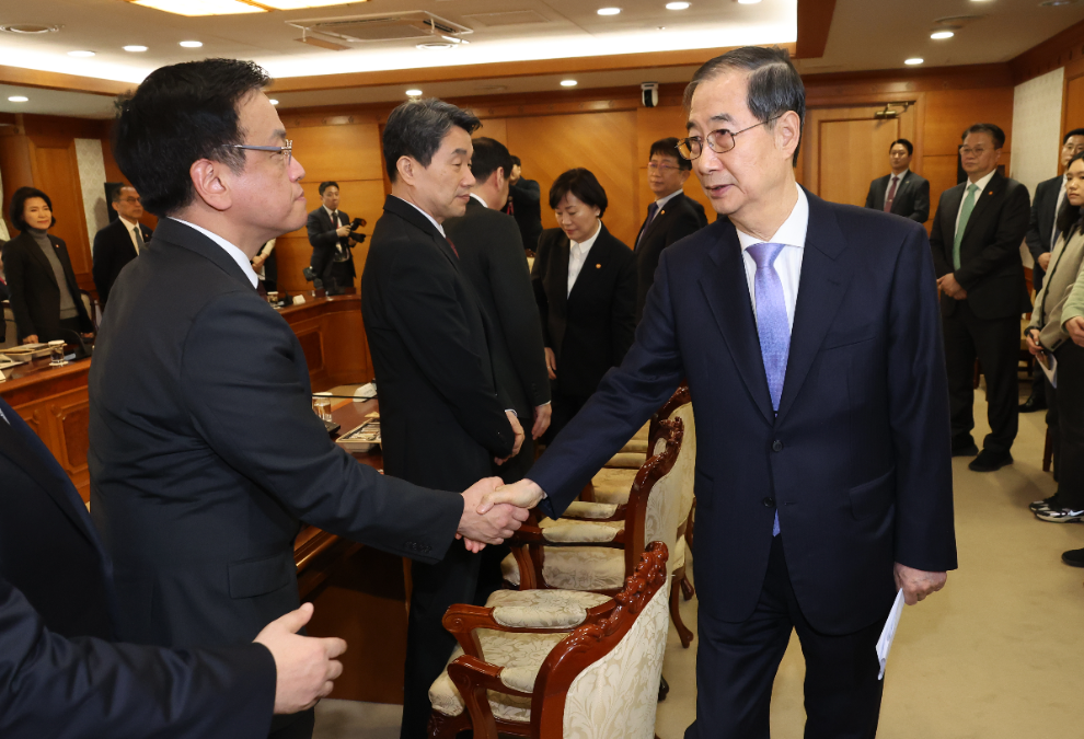 최상목 부총리와 인사하는 한덕수 권한대행(사진=연합뉴스)