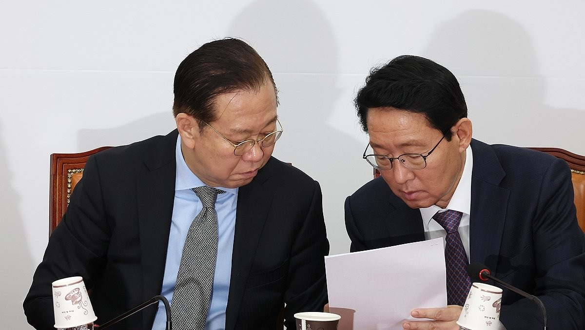 대화하는 권영세 비대위원장과 김상훈 정책위의장(사진=연합뉴스)