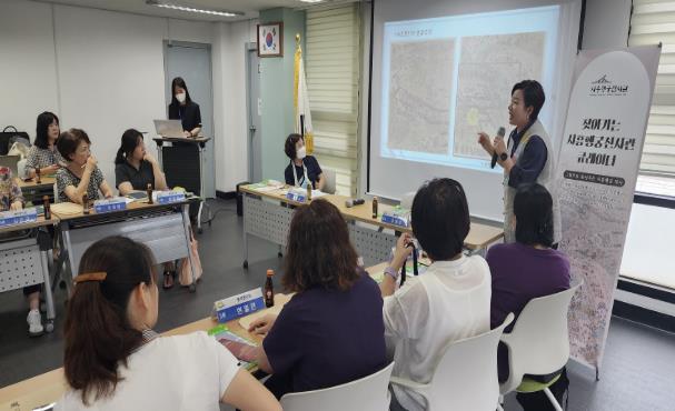 주민과 통장들이 ‘찾아가는 시흥행궁 큐레이터‘에 참여해 설명을 듣고 있다