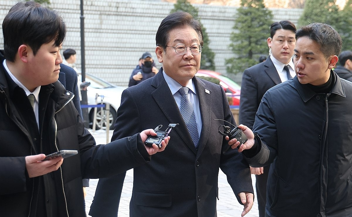 서울중앙지방법원에서 열린 '대장동 배임·성남FC 뇌물' 1심 속행 공판에 출석하는 이재명 대표(사진=연합뉴스)