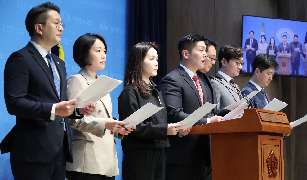 '국민연금 개혁안 반대' 공동 회견하는 여야 30·40세대 의원들(사진=연합뉴스)