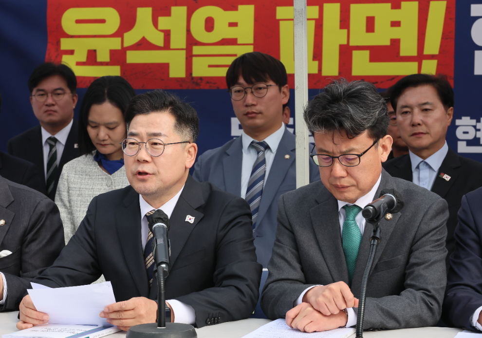 원내대책회의서 발언하는 박찬대 원내대표(사진=연합뉴스)