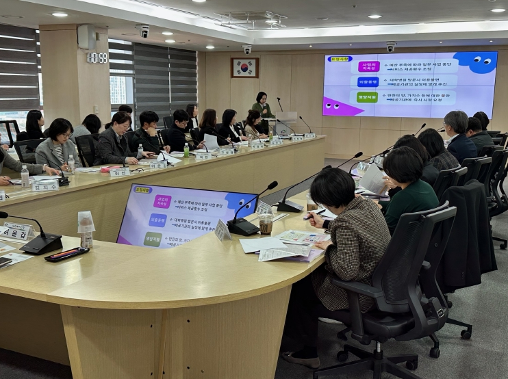 1. 천안시는 25일 시청 대회의실에서 제4기 여성친화도시 아카데미의 마지막 강의를 진행했다.