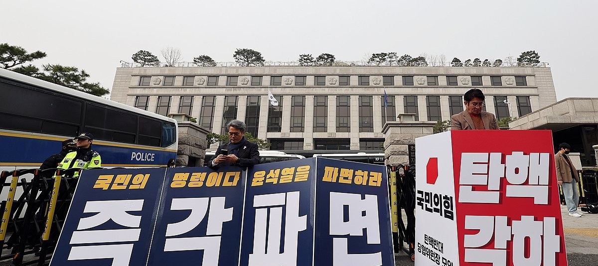 헌법재판소 앞 대통령 탄핵 찬반 시위(사진=연합뉴스)