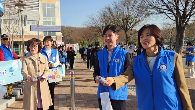 사진 왼쪽 황영애 교육장, 오른쪽 첫번째 남미경 시민복지국장, 두번째 최명규 지청장이 홍보물품을 나눠주고 있다.(사진제공=청소년범죄예방위원 경주지역협의회)