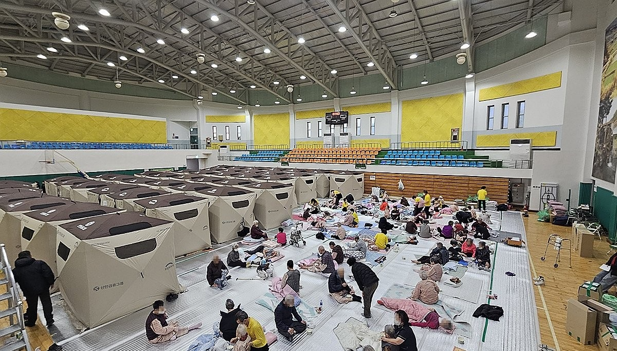 '의성 산불' 대피소에서 밤 지샌 이재민들(사진=연합뉴스)