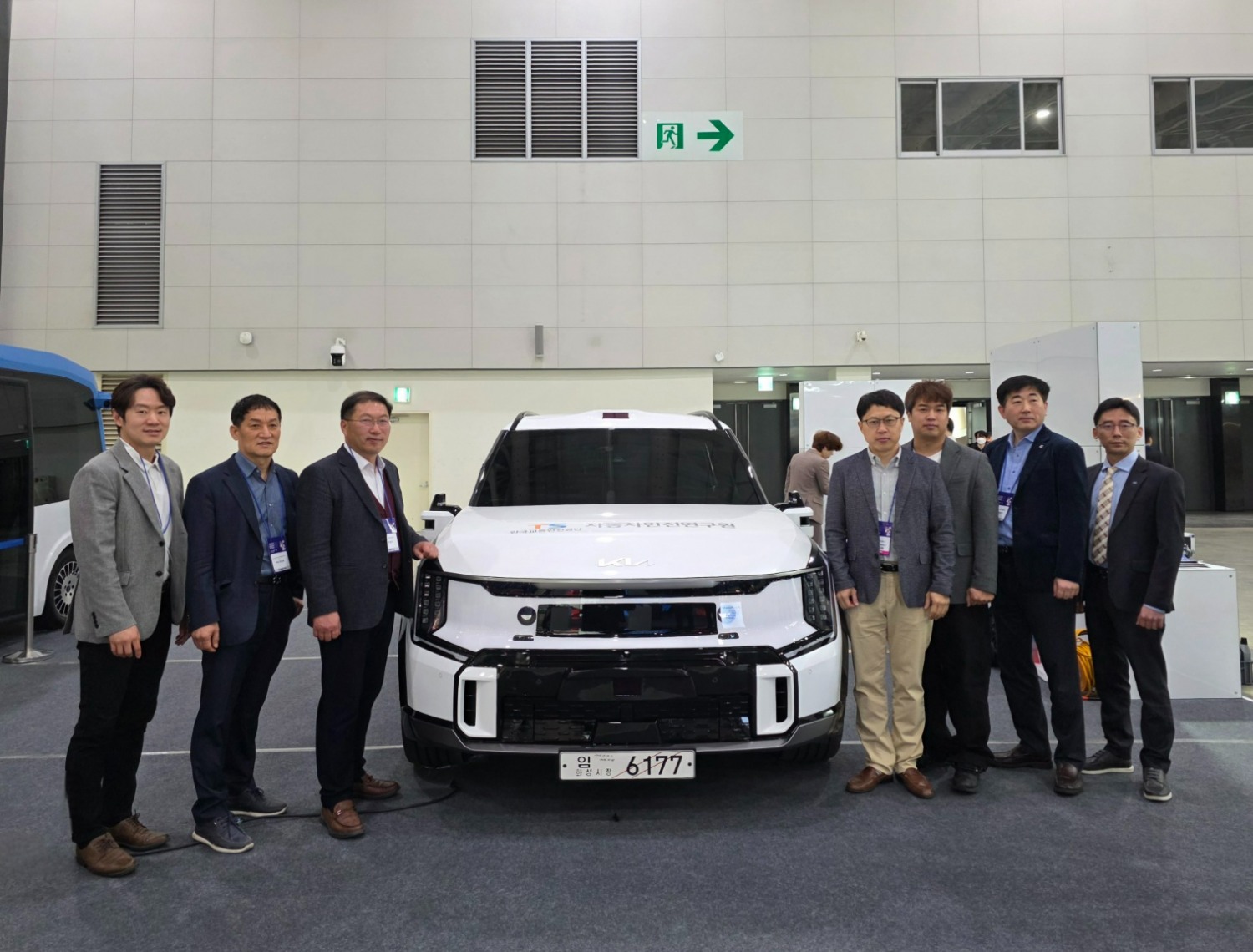 (왼쪽부터) 한국교통안전공단 자동차안전연구원 손성호 책임, 전준호 처장, 이정기 본부장, 에스엘 배동훈 센터장, 오토노머스에이투지 유민상 상무, 오토엘 이용성 대표, 에스오에스랩 황세은 부장.(사진=TS)