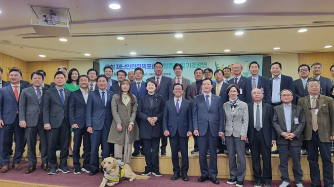 앞줄 왼쪽 두번째 박준희 회장이 참석자들과 기념촬영을 하고 있다.(사진제공=아이넷방송)