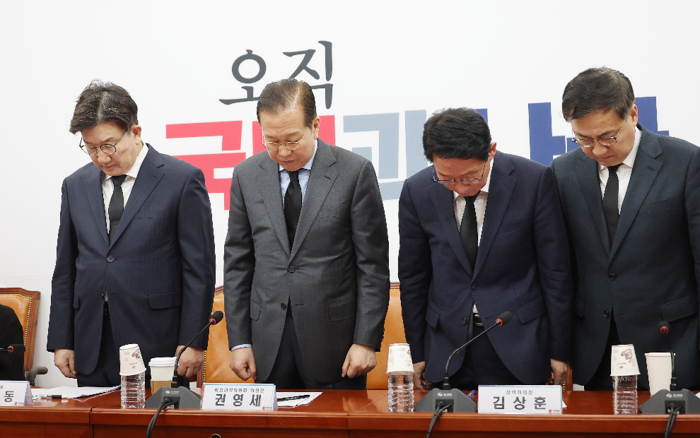 비상대책위원회의 앞서 묵념하는 국민의힘 지도부(사진=연합뉴스)