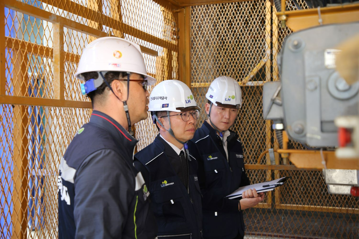 26일(수) 화성태안3 B3 블록 건설현장에서 이상조 LH 스마트건설안전본부장(가운데)과 관계자 등이 리프트에 탑승해 시설물을 점검하고 있다.(사진=LH)