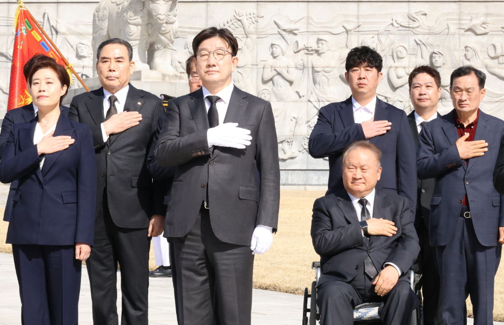 천안함 피격 15주기를 맞아 대전현충원 찾은 권성동 원내대표와 국민의힘 의원(사진=연합뉴스)