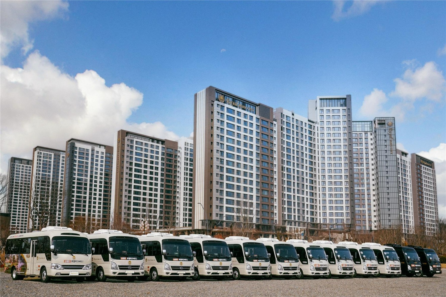 12대로 운행되는 로열파크씨티 입주민 전용 셔틀버스.(사진=DK아시아)
