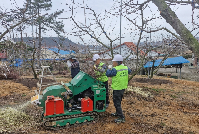 화순군이 영농부산물 안전처리 지원단을 운영하고 있다. 사진은 능주면 천덕리 일대 농가에서 파쇄를 지원하는 모습.