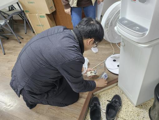 도봉구 지역 내 한 경로당에서 설치 기사가 타이머콘센트를 설치하고 있다.