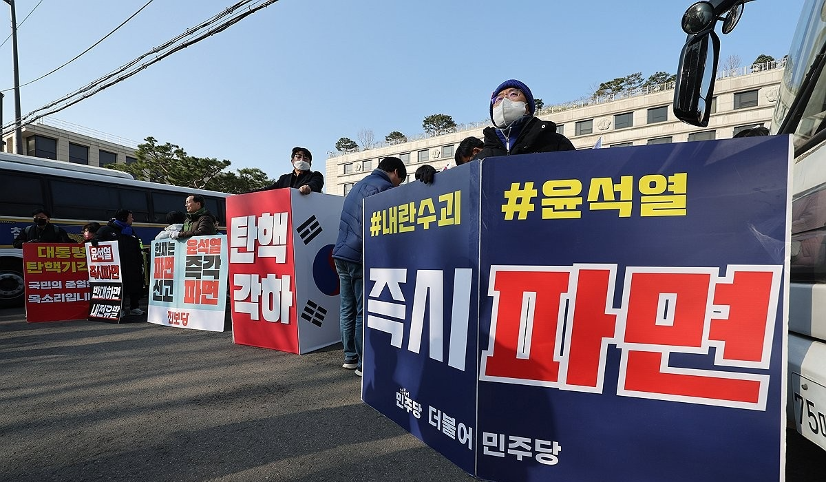 헌재 앞 여야 찬반 1인 시위(사진=연합뉴스)