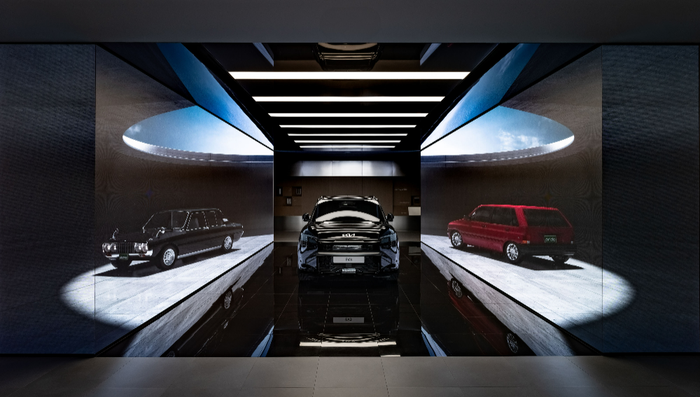 기아 AutoLand 광명의 헤리티지를 EV3로 이어받아 앞으로 나아가는 메시지를 담은 브랜드관 히어로존.(사진=기아)