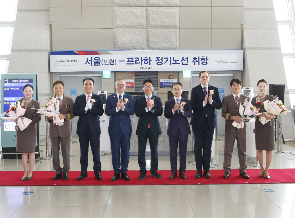 박종만 아시아나항공 여객본부장(왼쪽 다섯번째), 김성무 아시아나항공 인천국제공항서비스지점장(왼쪽 세번째), 신동익 인천국제공항공사 허브화전략처장(왼쪽 여섯번째), 이반 얀차렉 주한체코 대사(왼쪽 네번째), 미샤 에마노브스키 주한체코문화원 원장(왼쪽 일곱번째)이 기념사진을 촬영하고 있다.(사진=아시아나항공)
