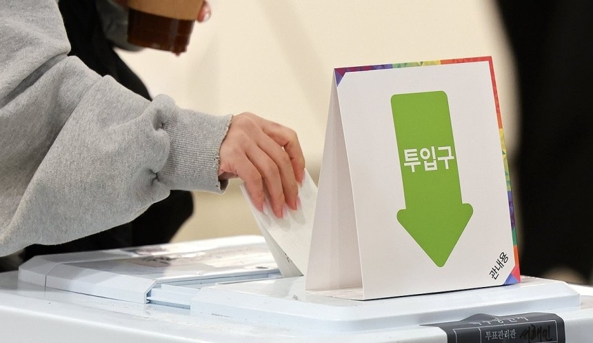 투표 참여하는 유권자(사진=연합뉴스)