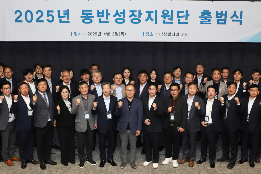 (첫줄 왼쪽에서 4번째부터) 포스코이앤씨 안미선 구매계약실장, 힘펠 김정환 대표, 한일시멘트 이노선 부사장, 포스코이앤씨 정창식 동반성장지원단장.(사진=포스코이앤씨)