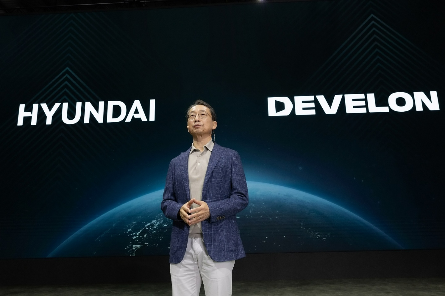 HD현대사이트솔루션 조영철 사장이 3일(목) 킨텍스에서 열린 ‘서울 모빌리티쇼’ 미디어 브리핑에서 건설기계 차세대 신모델을 소개하고 있다.(사진=HD현대)