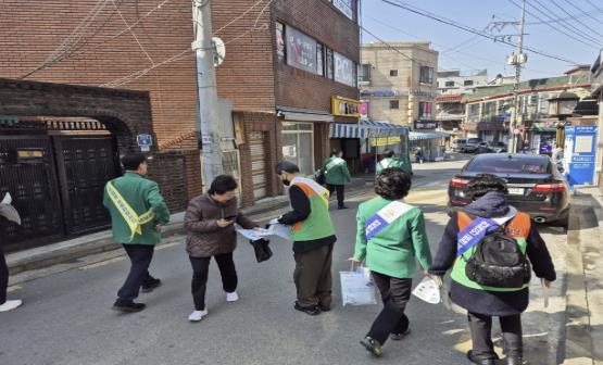 올해 3월 자율방재단 및 안전보안관이 산사태 취약지역 등 재난취약시설 합동점검 및 홍보물 배부 활동을 진행하고 있다