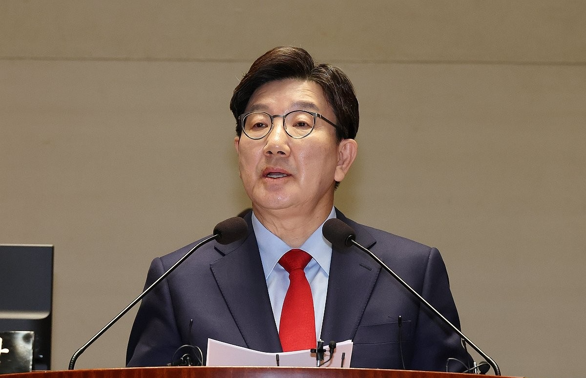 비상 의원총회 참석하는 권성동 원내대표(사진=연합뉴스)