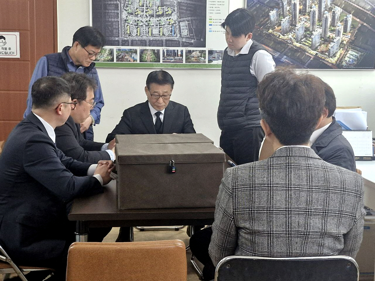 지난 4일 미아9-2구역 재건축조합에서 현대건설 HDC현대산업개발 컨소시엄이 입찰서류를 제출하고 있다.(사진=최영록 기자)