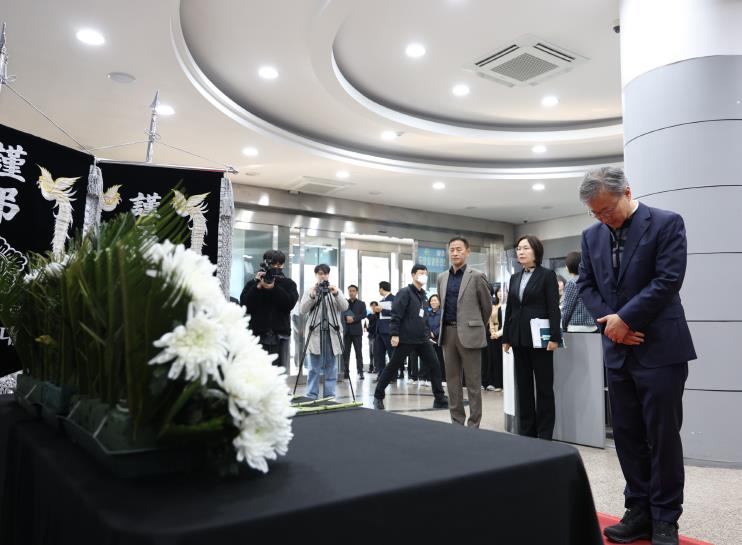 지난 3일 장인홍 구로구청장(오른쪽 첫 번째)이 구청에 설치된 산불 희생자 합동분향소에서 헌화 후 묵념하고 있다