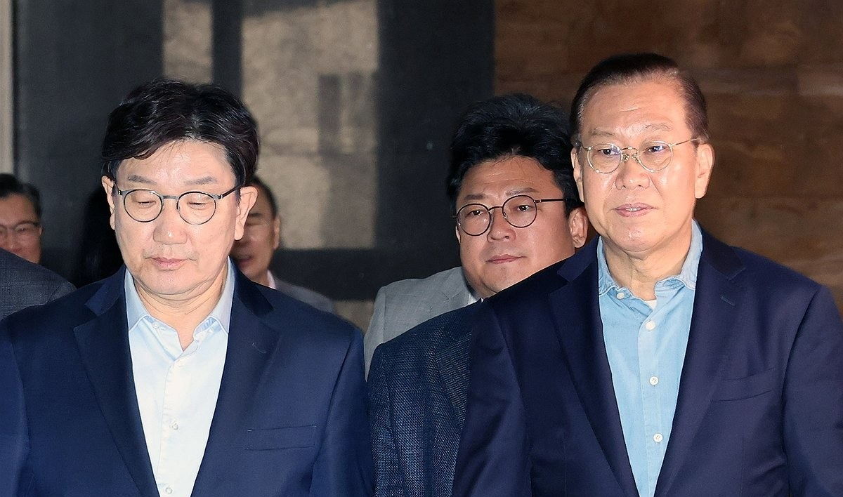 의원총회 참석하는 권영세-권성동(사진=연합뉴스)