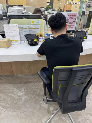 화요 야간여권민원실에서 여권사무를 보고있는 민원인