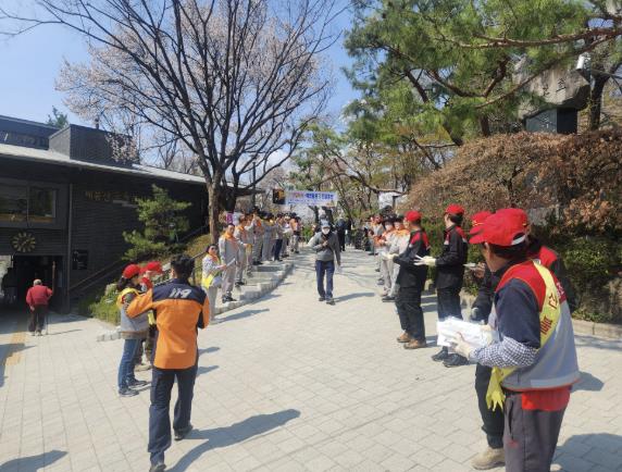 4월 3일 동대문소방서 직원들과 의용소방대원들이 산불 예방을 위한 캠페인을 진행하는 모습