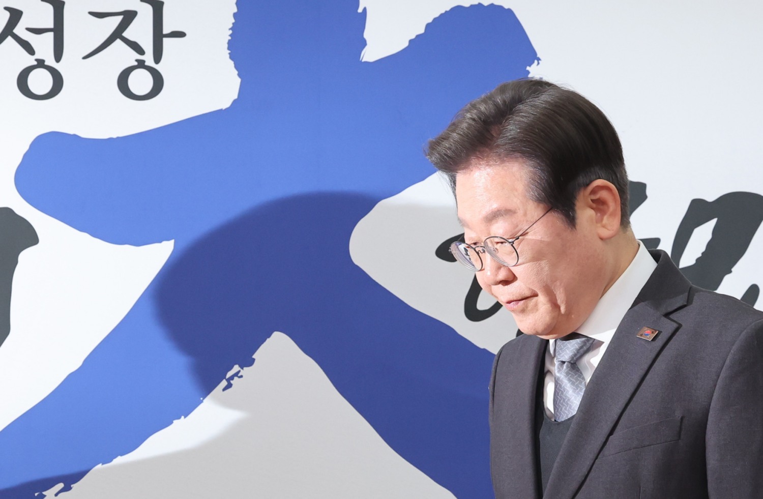 회의장 들어서는 이재명 대표(사진=연합뉴스)