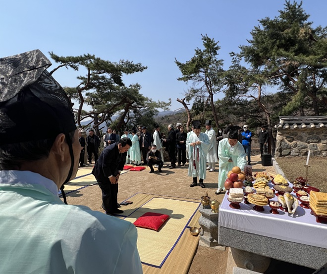 아이넷방송그룹 박준희 회장이 다산 정약용 선생 서세 189주기 묘제 및 헌다례에 시민대표로 참배하고 있다.(사진제공=아이넷방송)