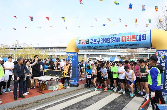 6일 ‘제20회 구로구연맹회장배 마라톤대회’에서 장인홍 구로구청장(사진 왼쪽)이 징으로 출발을 알리고 있다.
