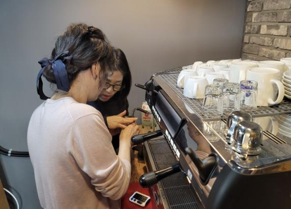 바리스타 양성 교육하는 모습