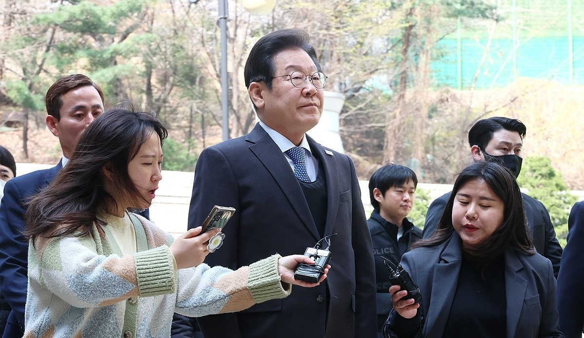 취재진 질문 받는 이재명 대표(사진=연합뉴스)