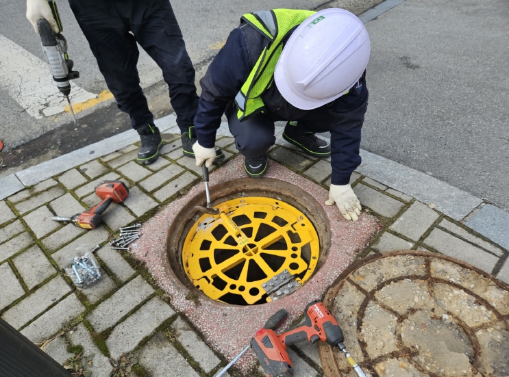 해남군, 맨홀 추락사고 방지 위해 추락 방지망 설치