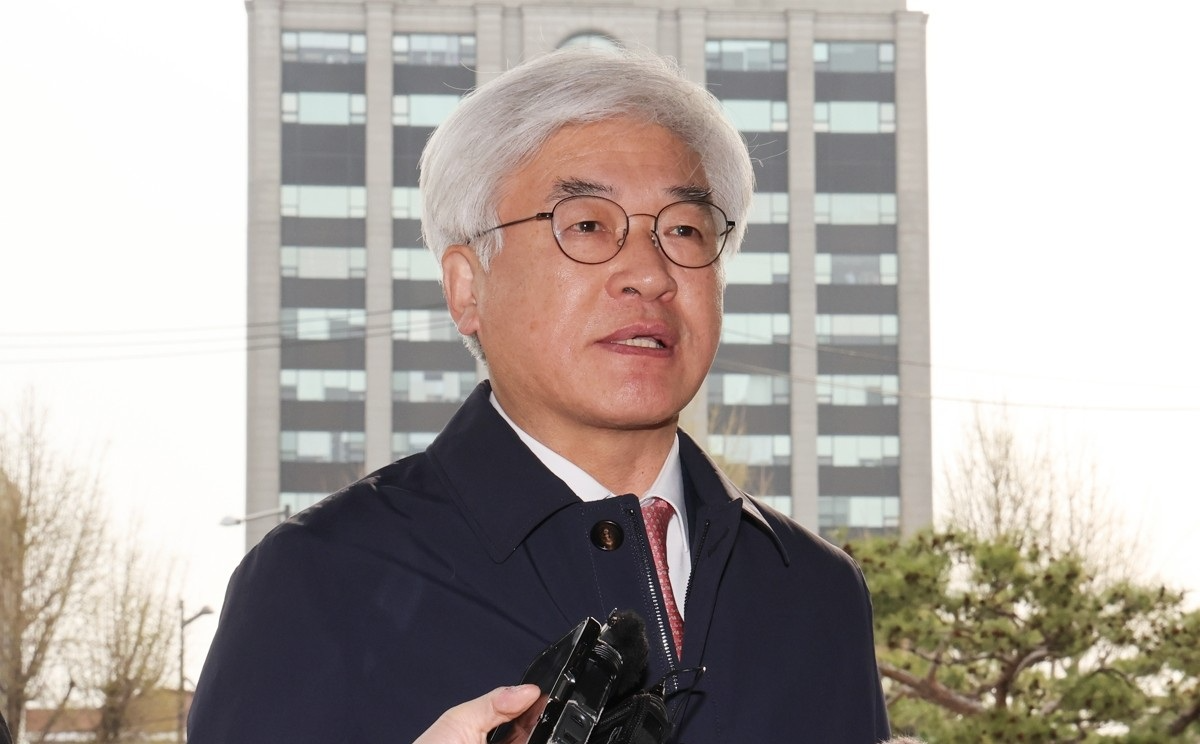 취재진 질문에 답하는 마은혁 재판관(사진=연합뉴스)