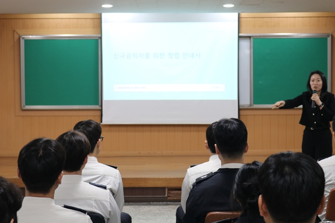 한유나 강사가 신규 소방공무원들을 대상으로 청렴 교육을 하고 있다.(사진제공=부산소방재난본부)