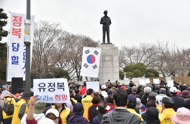 유정복 인천시장이 자유공원 맥아더 동상 앞에서 제21대 대통령선거 출마를 선언하고 있다.