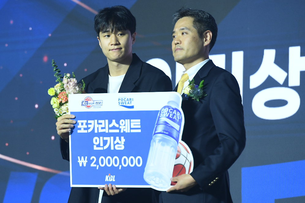 동아오츠카, 부산 KCC 허웅 '포카리스웨트 인기상' 시상