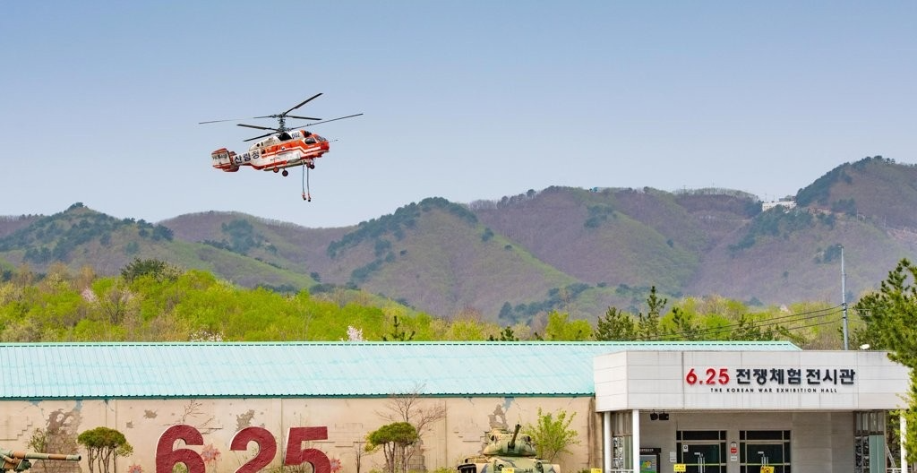 2022년 4월 비무장지대 산불진화 나선 산림청 헬기(사진=연합뉴스)