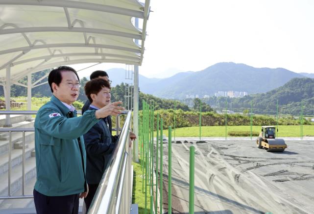 현장을 직접 점검하는 송인헌 군수