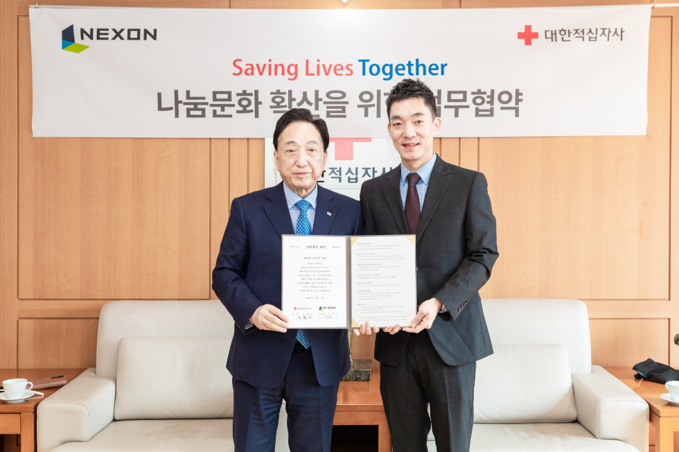 넥슨은 대한적십자사와 나눔문화 확산을 위한 업무협약을 체결했다. 왼쪽부터 대한적십자사 김철수 회장, 넥슨 박정무 사업부사장. 사진=넥슨