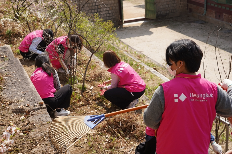 흥국생명 임직원, 창덕궁 지킴이 봉사 실시