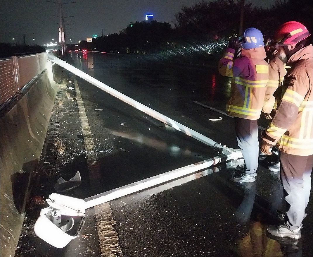 강풍에 쓰러진 가로등 가로등(사진=연합뉴스)