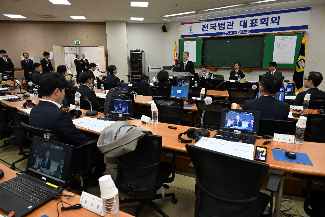 조희대 대법원장이 14일 열린 전국법관대표회의 정기회의에 참석해 인사말하는 모습 (사진= 전국법관대표회의)