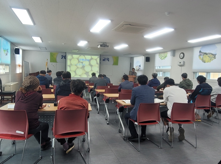 농업기술센터에서 진행된 논 콩 재배기술 교육 사진