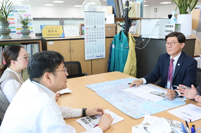 정종복 기장군수가 기재부를 방문해 정관선 추진의 당위성을 설명하고 있다.(사진제공=부산 기장군)