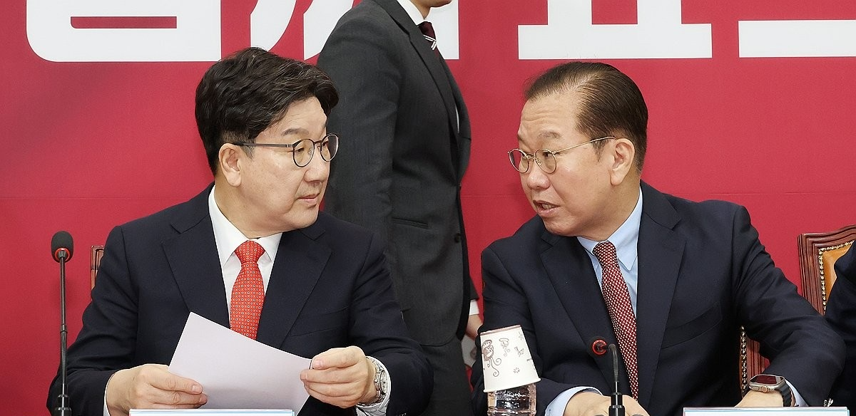 비대위원 회의에서 발언하는 권성동 원내대표(사진=연합뉴스)